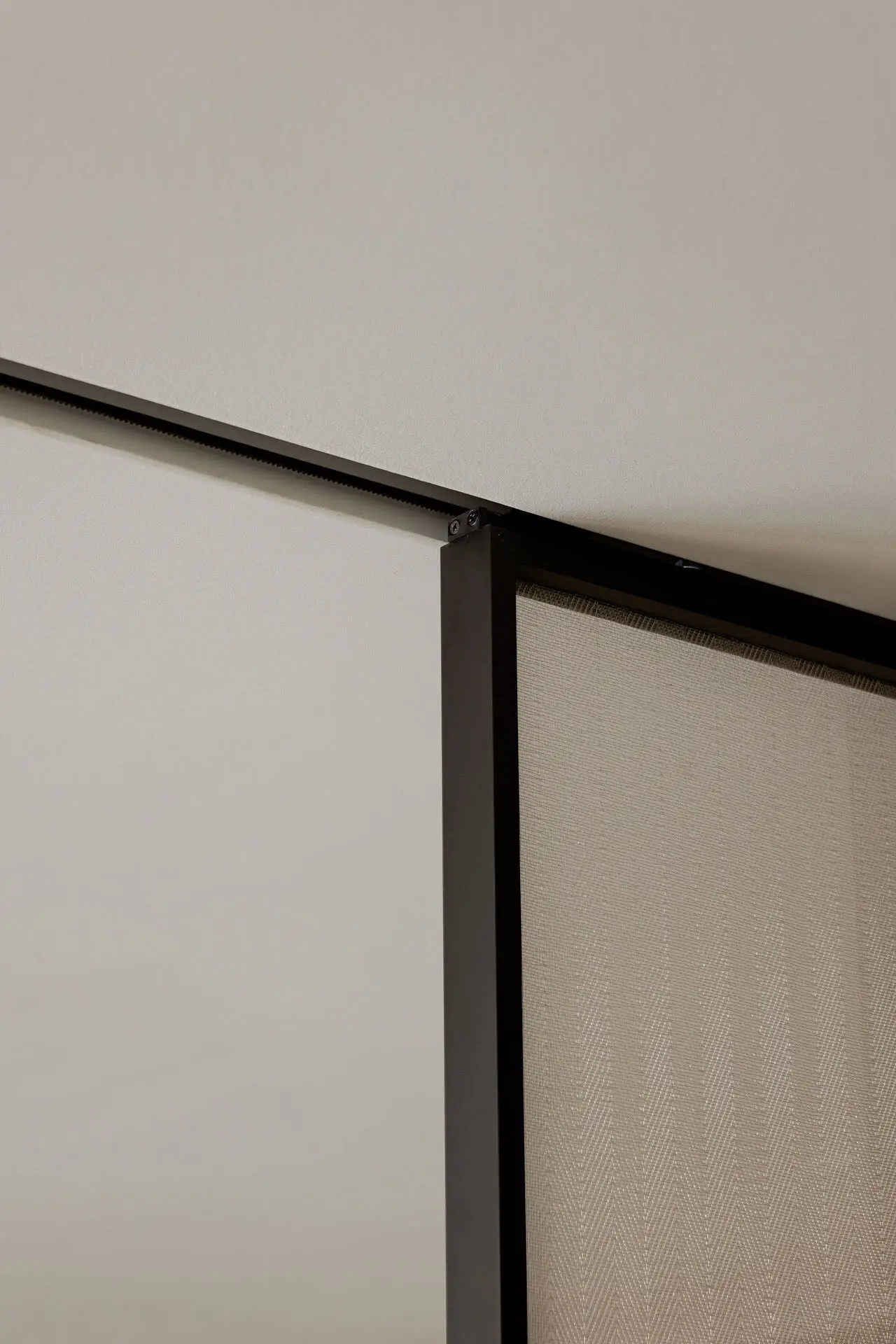 Header del sistema corredizo oculto contra el cielo raso, con el rodamiento soft-close dentro del riel