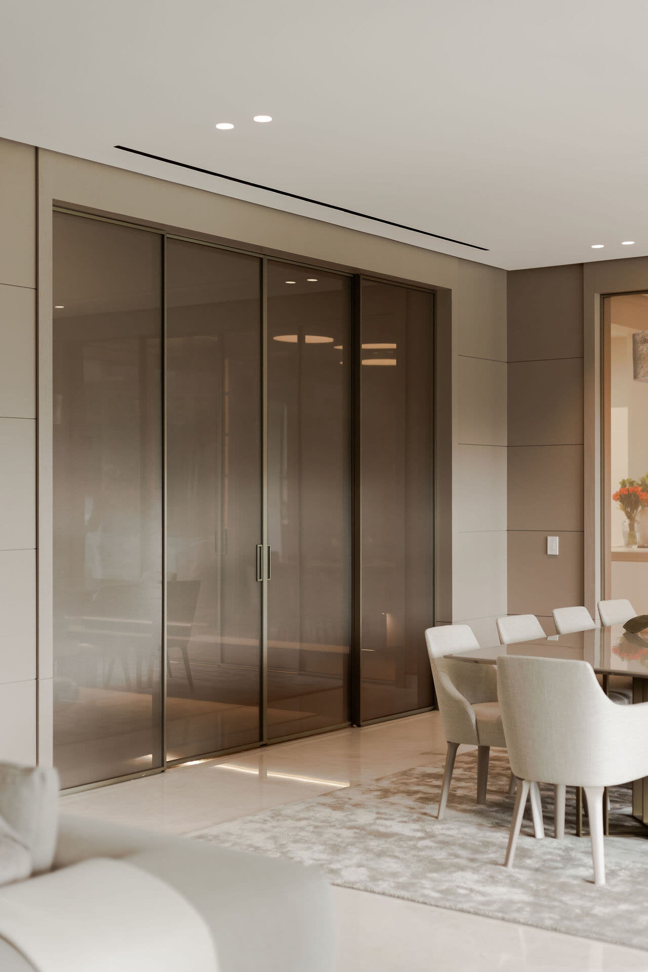 Puerta corrediza de vidrio laminado Pernia instalada en el proyecto Fairways