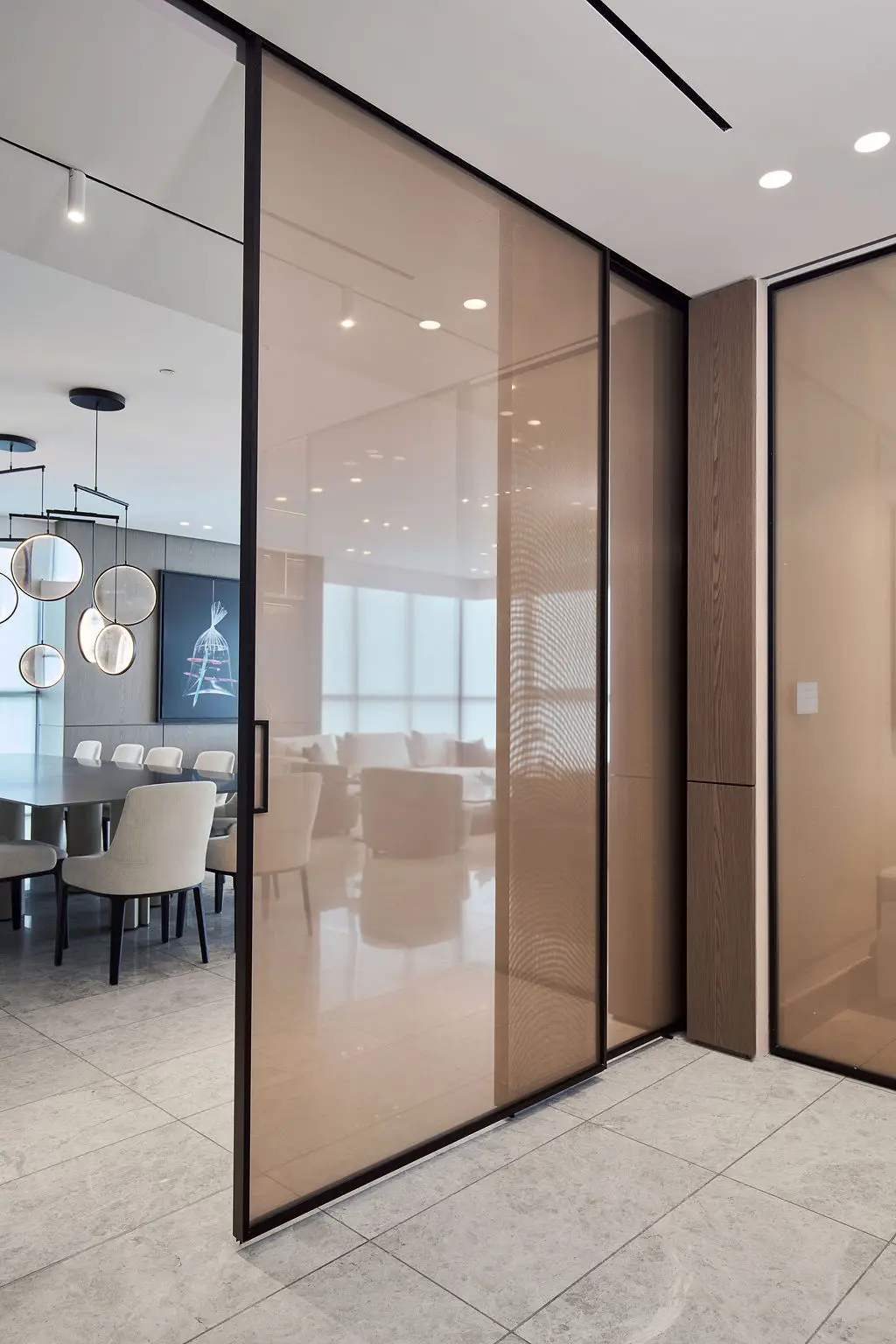 Proyecto Seacho — partición de vidrio bronce en comedor, Pernia Glass